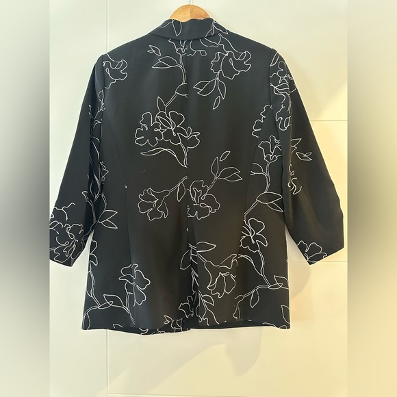 🛍️ $5 SALE - Reitmans Blazer, size 10, floral abstract print. Great condition! - Picture 5 of 8